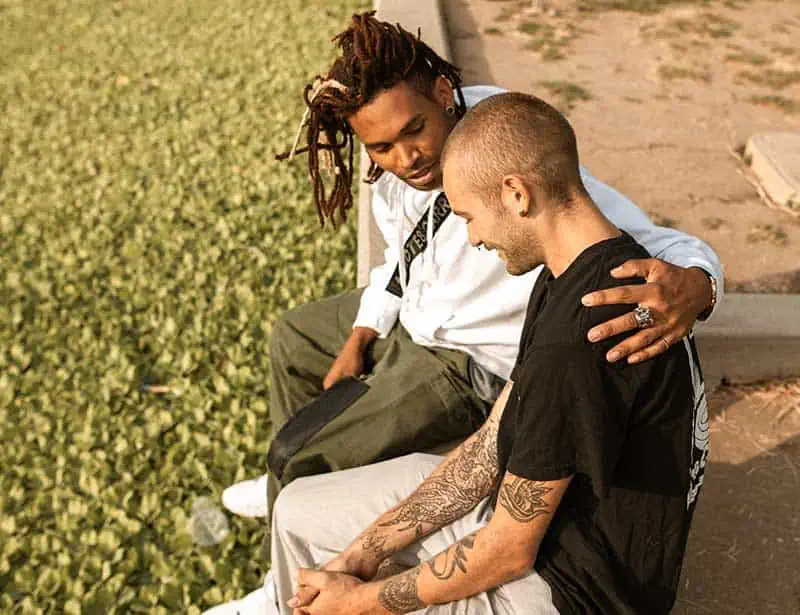 2 friends talking