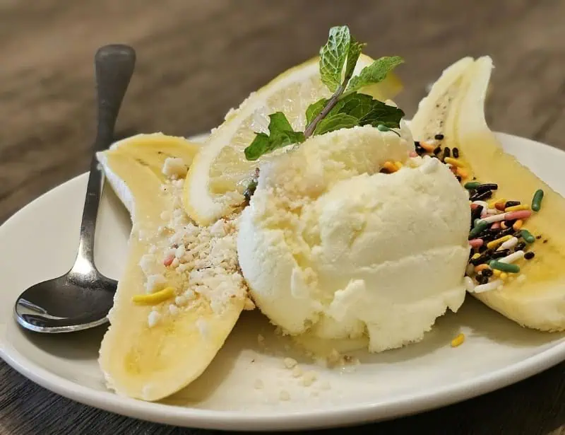 vanilla-ice-cream-lemon-banana-split