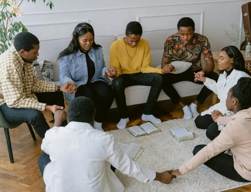 friends praying to start bible study