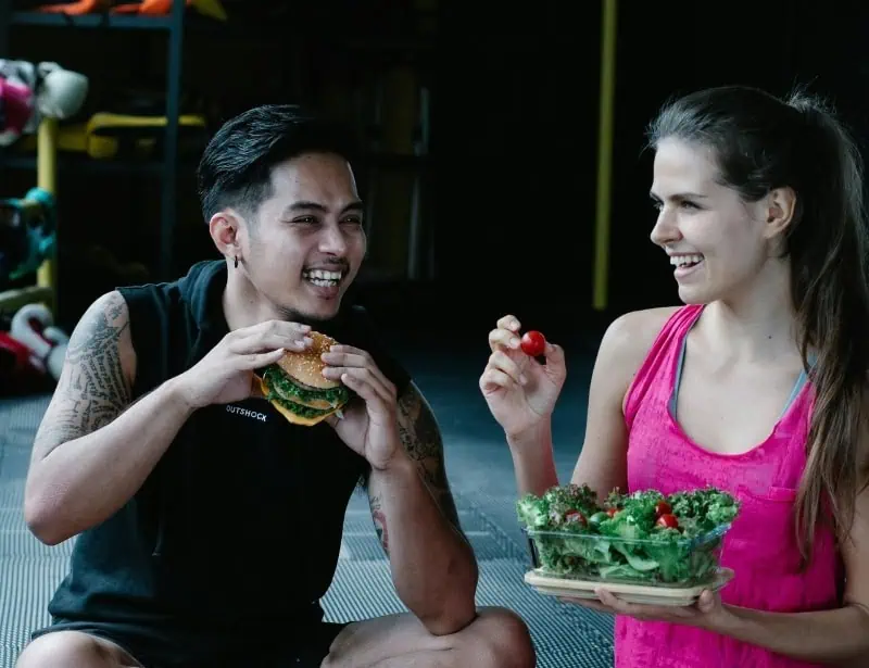 couple eating plant based food in gym